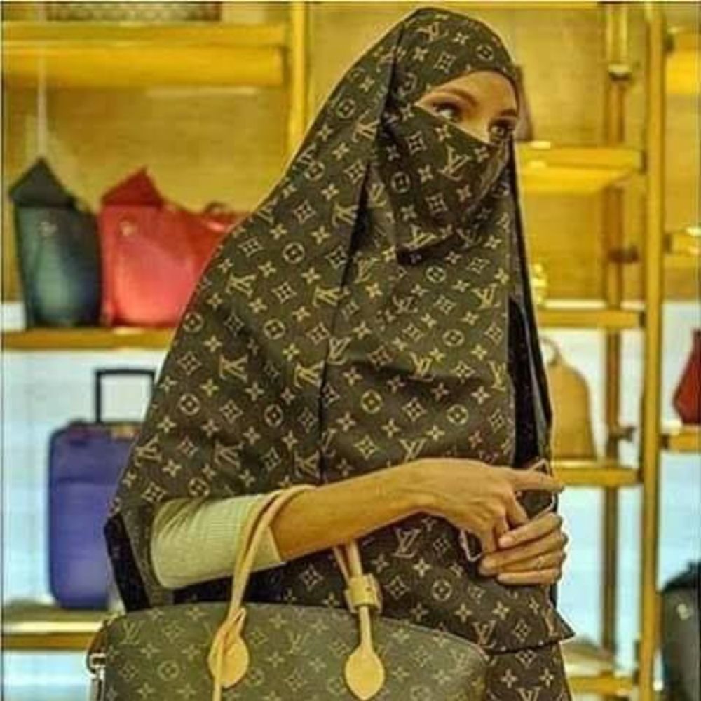 Meet your Posher, Ebony